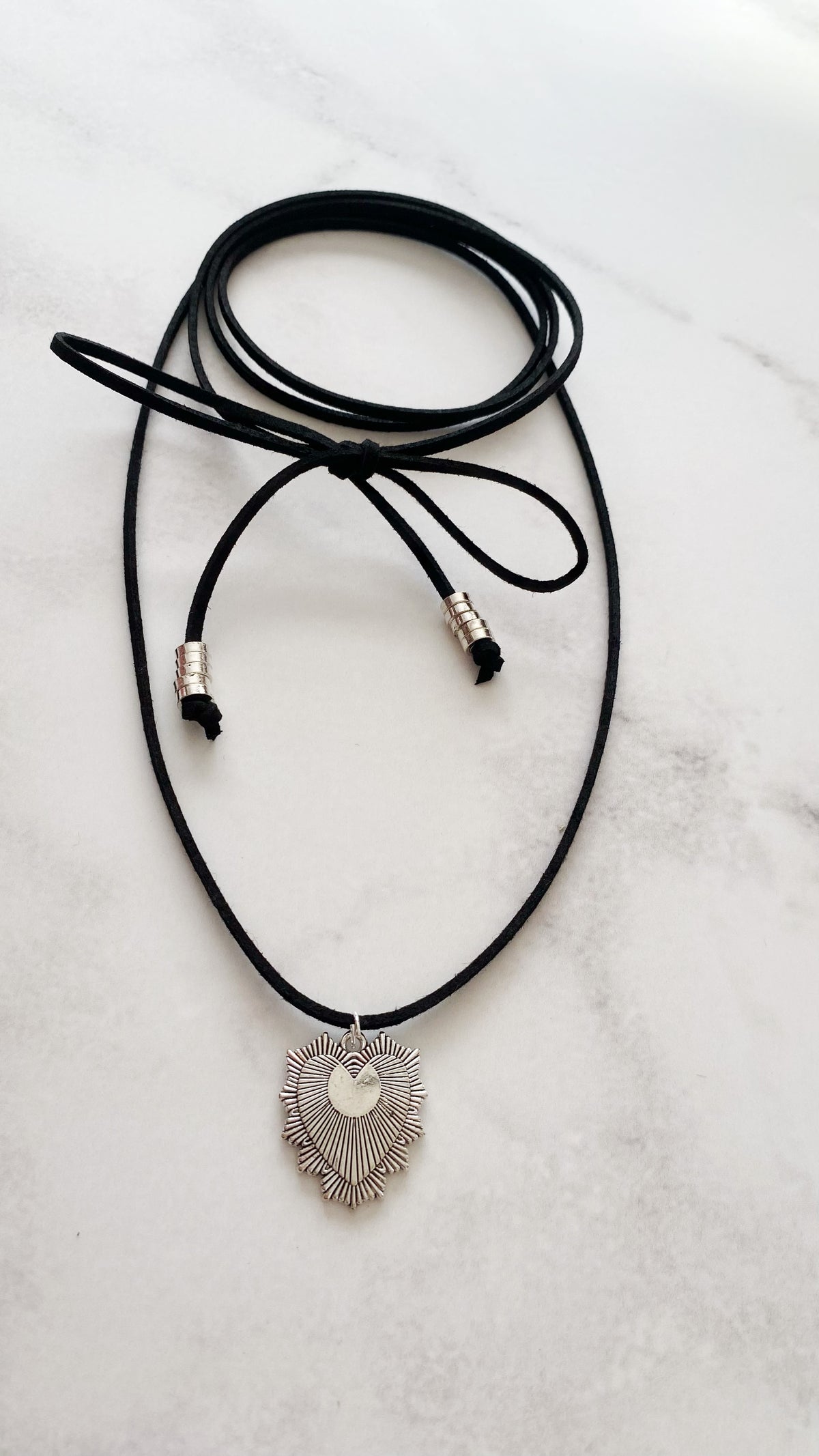 COLLAR GAMUZA CORAZÓN II - NEGRO