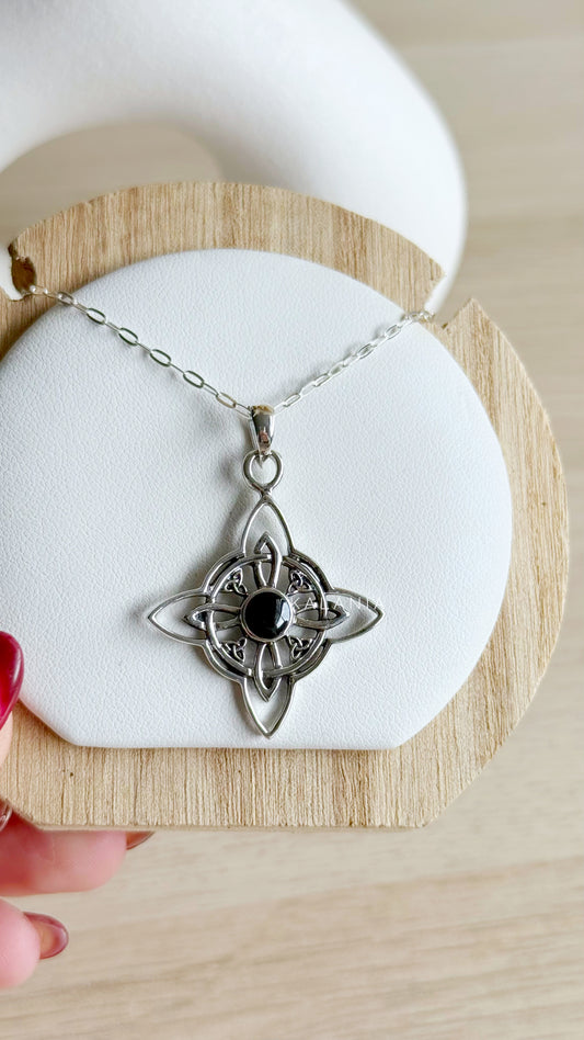 CADENA NUDO DE BRUJA TRIQUETAS ÓNIX PLATA 925