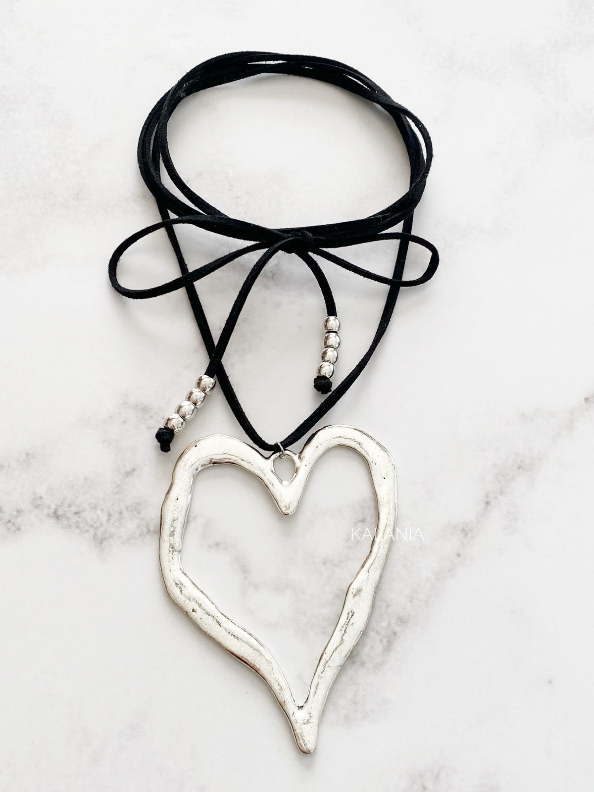 COLLAR BIG CORAZÓN PLATEADO - NEGRO