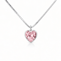 Detalle del circón rosado en forma de corazón con borde de plata