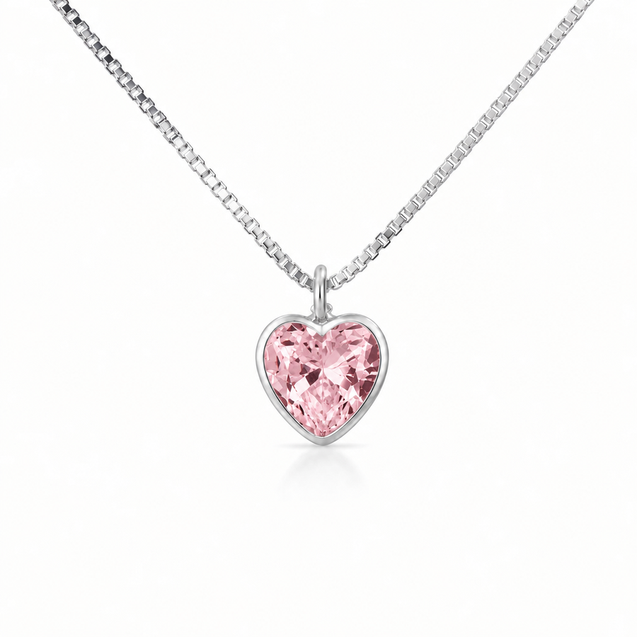Detalle del circón rosado en forma de corazón con borde de plata