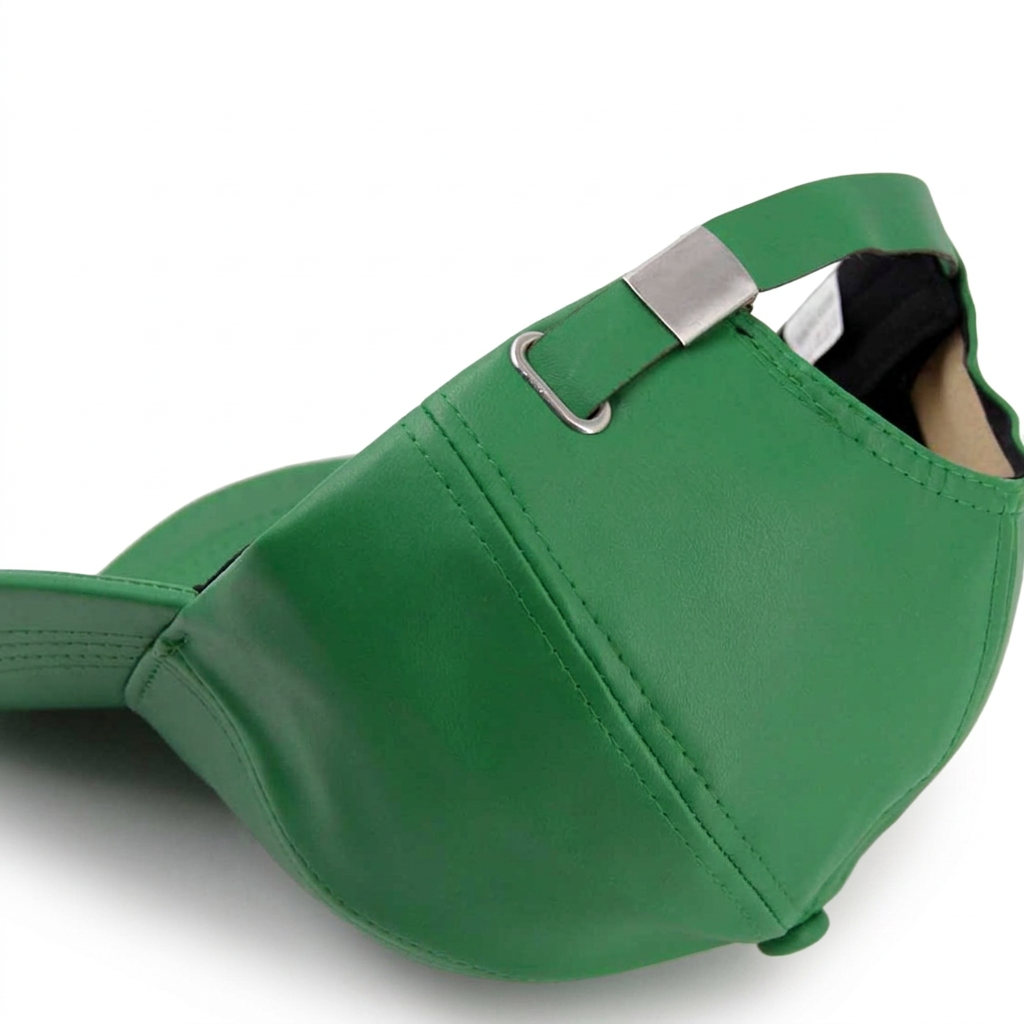 Vista trasera del jockey de cuerina verde sobre fondo blanco