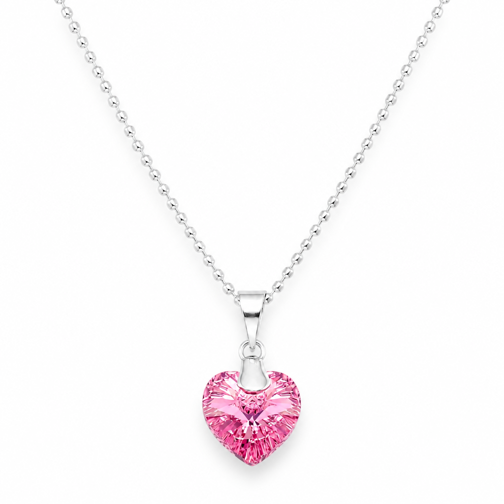 Cadena de plata con corazón rosado sobre fondo blanco