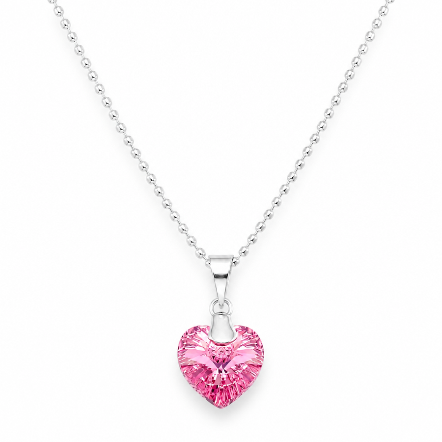 Cadena de plata con corazón rosado sobre fondo blanco