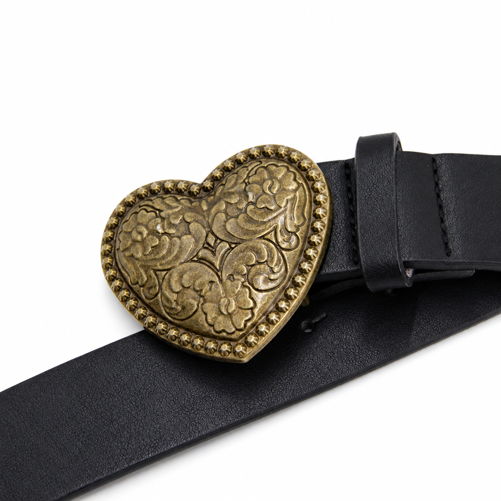 Detalle en ángulo del cinturón negro Corazón Maxi Dorado II sobre fondo blanco