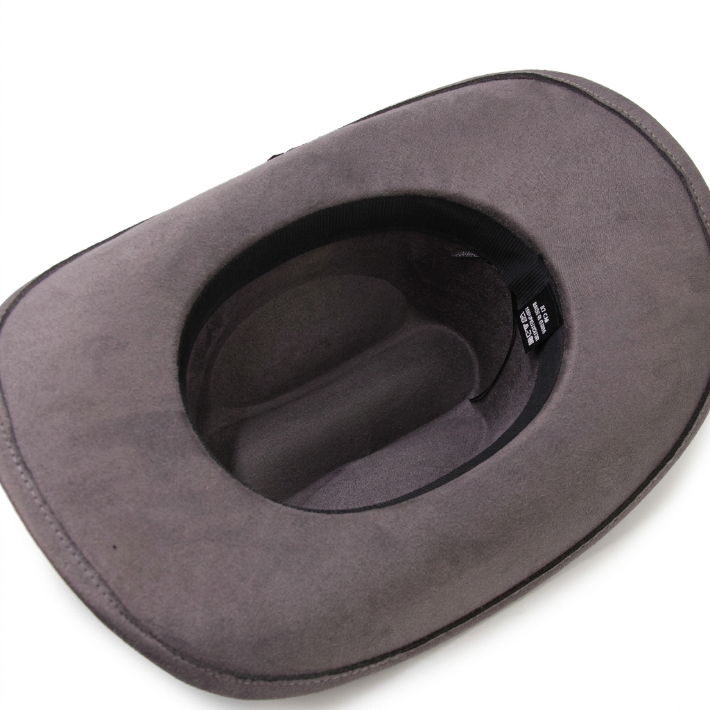 Interior del sombrero gris con fondo blanco
