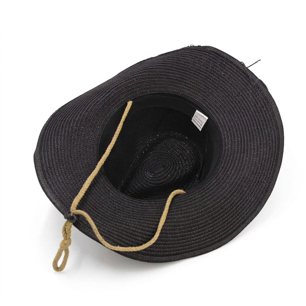 Interior del sombrero negro con fondo blanco