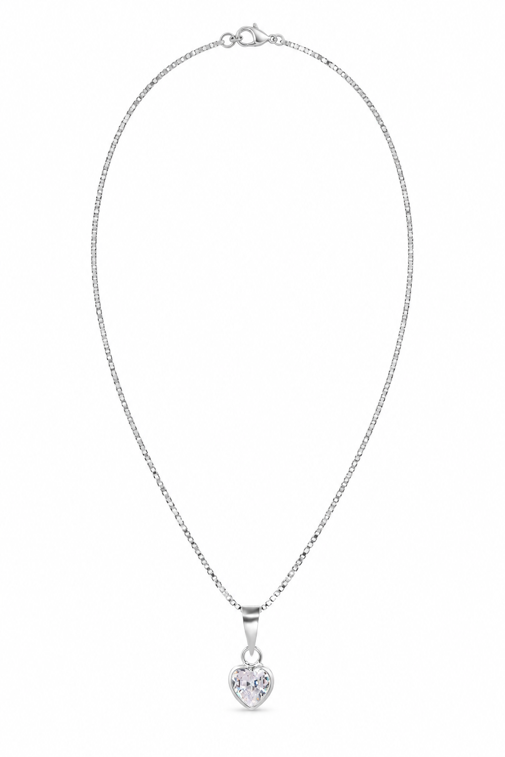 Vista completa ilustrativa de cadena de plata con circón transparente en forma de corazón sobre fondo blanco