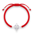 Pulsera roja Nudo de Bruja con circones amatista y detalles plateados sobre fondo blanco