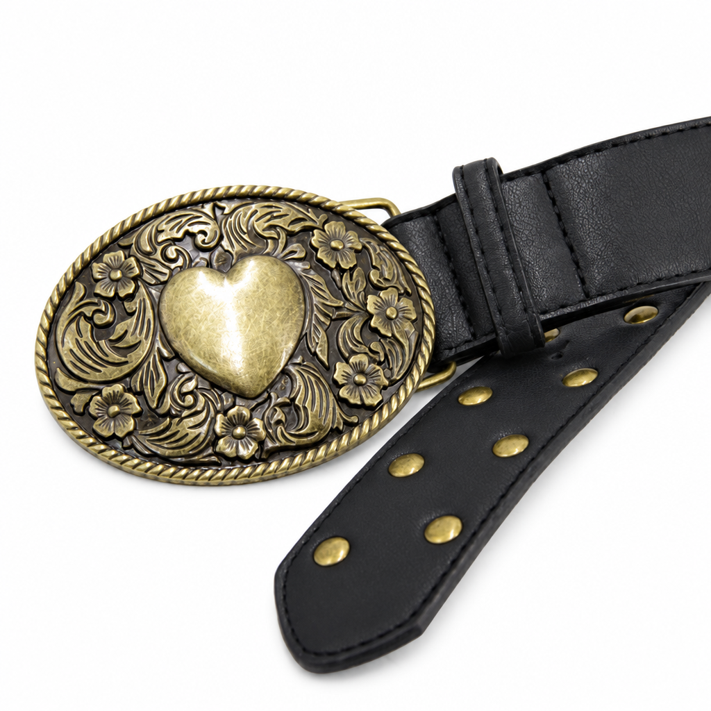 Cinturón negro con hebilla de corazón dorado sobre fondo blanco