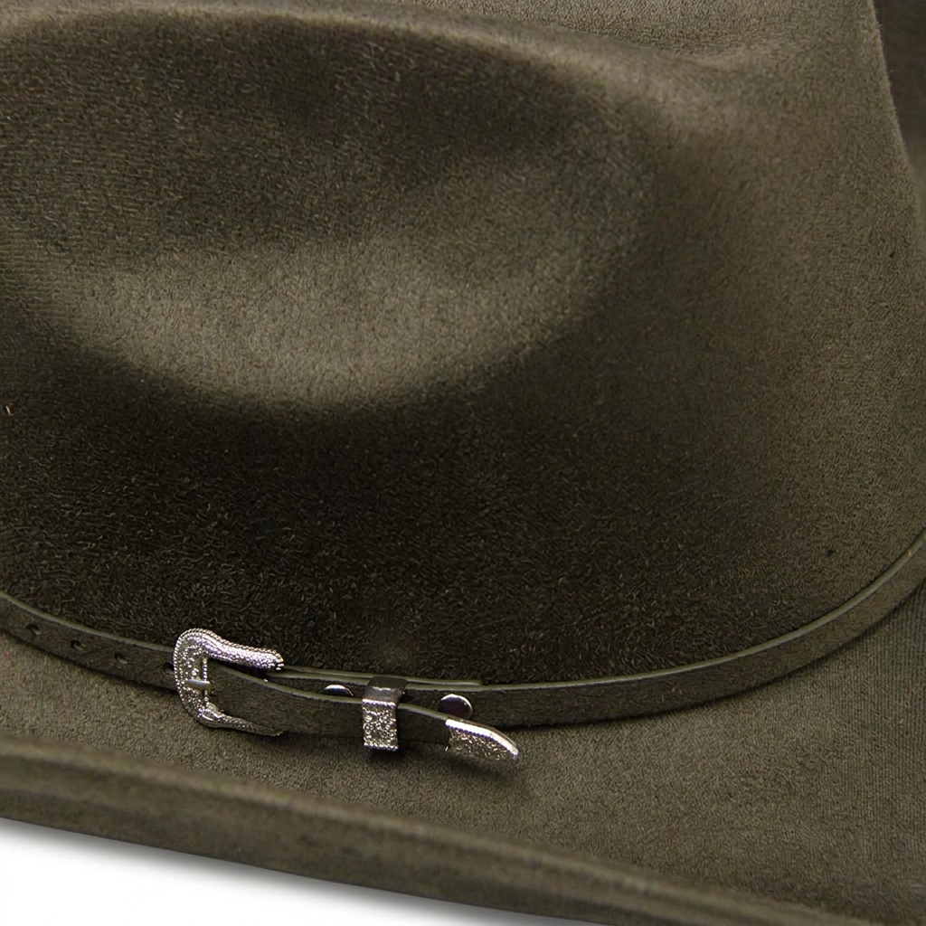 Detalle de la hebilla del sombrero olivo con fondo blanco