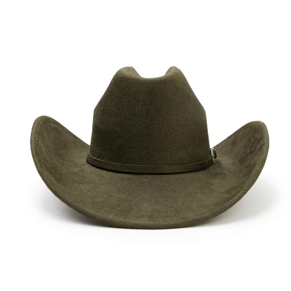 Vista frontal del sombrero olivo con fondo blanco