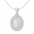 Cadena de plata con colgante Virgen de los Rayos Milagrosa y circones, vista de cerca sobre fondo blanco