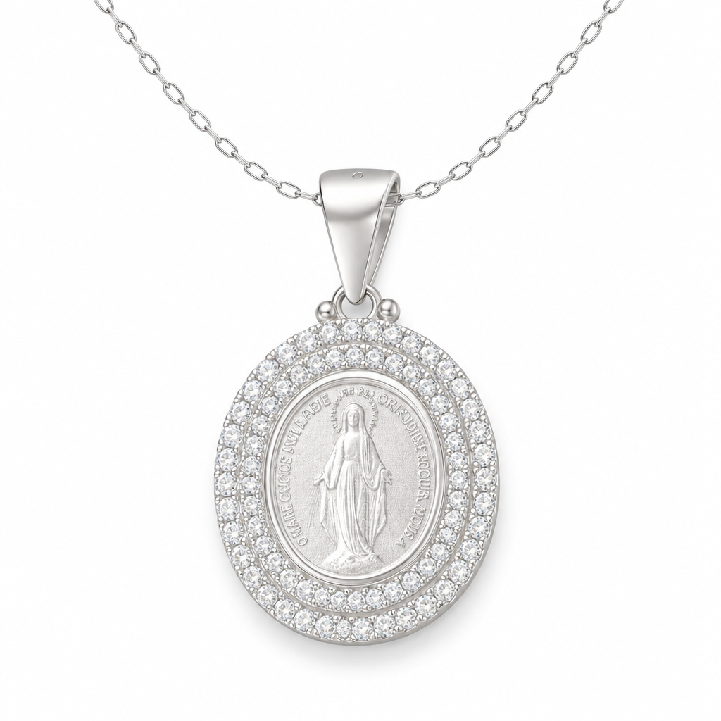 Cadena de plata con colgante Virgen de los Rayos Milagrosa y circones, vista de cerca sobre fondo blanco