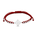 Pulsera roja Nudo de Bruja con esferas plateadas Protección II sobre fondo blanco