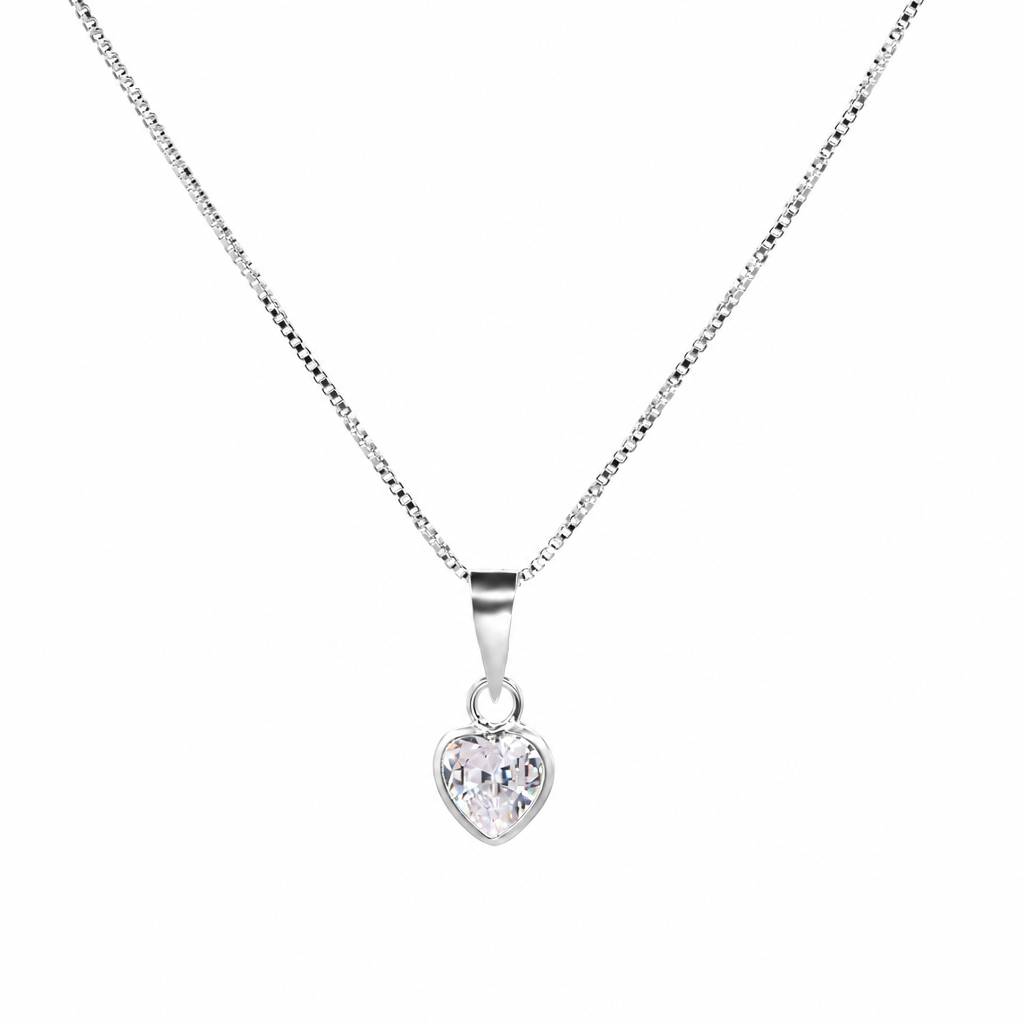 Cadena de plata con circón transparente en forma de corazón sobre fondo blanco