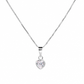 Cadena de plata con circón transparente en forma de corazón sobre fondo blanco