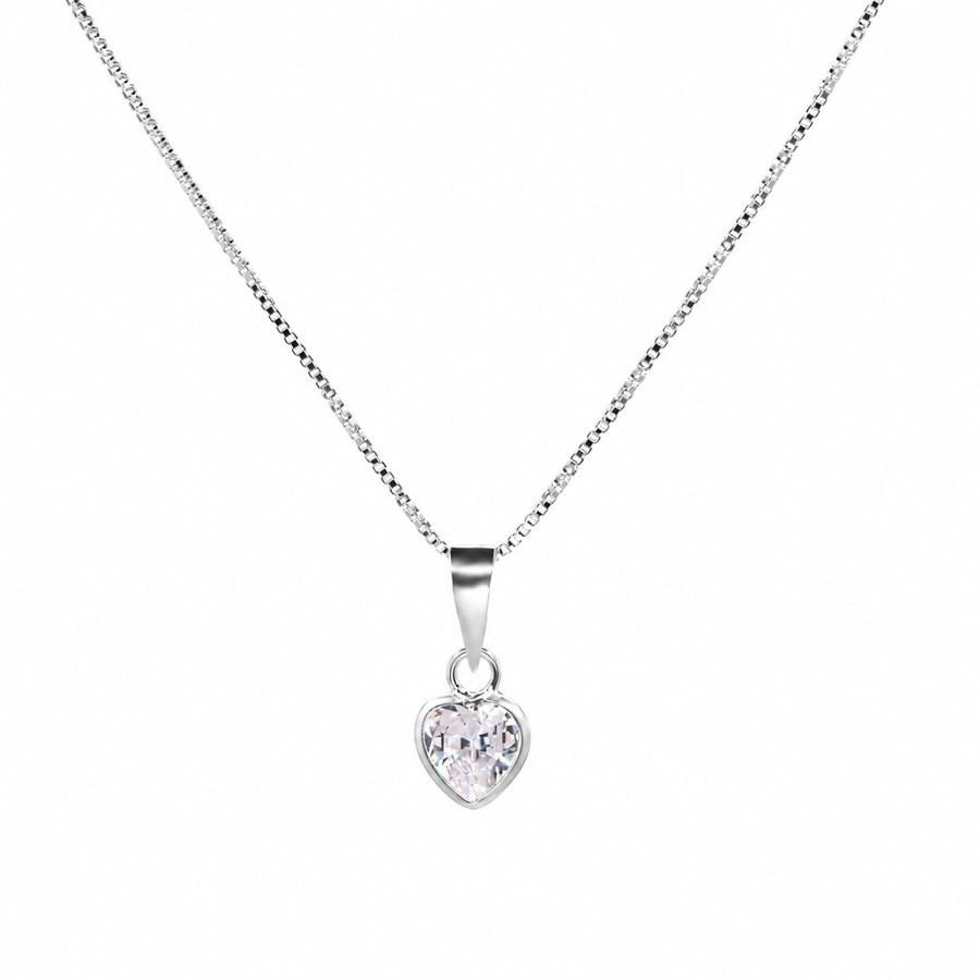 Cadena de plata con circón transparente en forma de corazón sobre fondo blanco