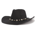 Sombrero negro con conchas en ángulo sobre fondo blanco