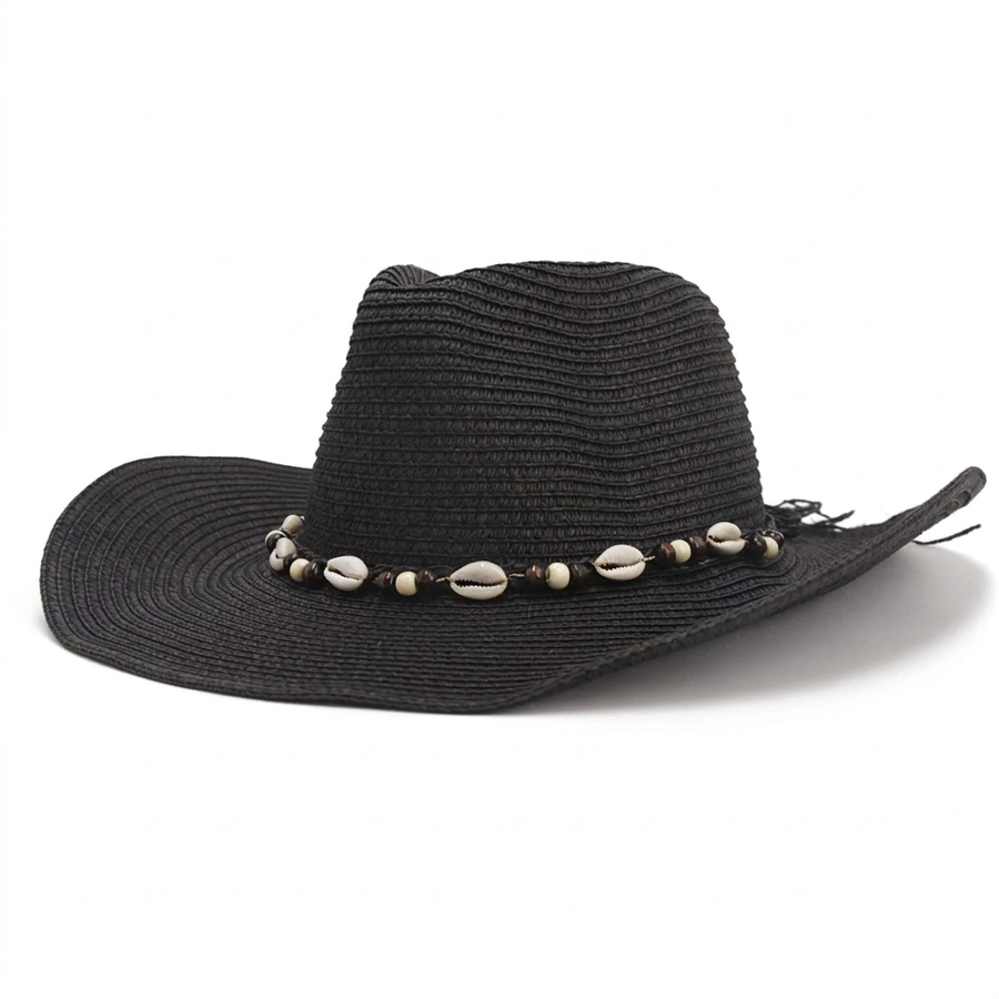 Sombrero negro con conchas en ángulo sobre fondo blanco