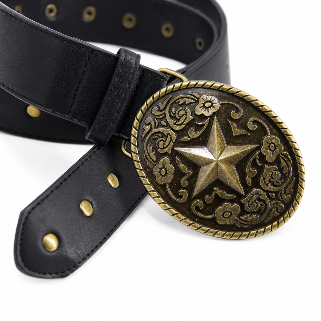 Detalle de la hebilla dorada de estrella sobre fondo blanco