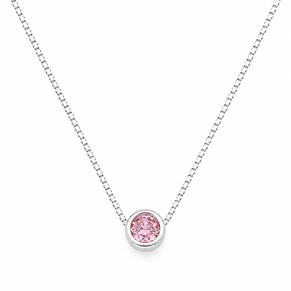 Cadena de plata con circón rosado redondo sobre fondo blanco