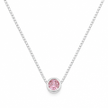 Cadena de plata con circón rosado redondo sobre fondo blanco