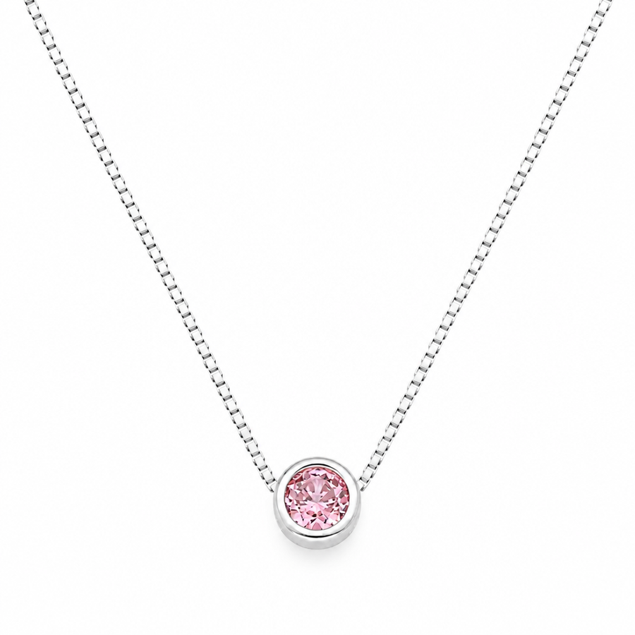 Cadena de plata con circón rosado redondo sobre fondo blanco
