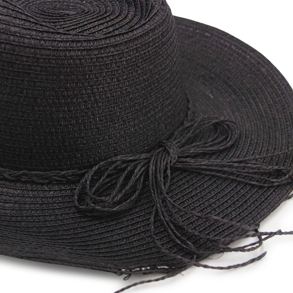 Detalle del lazo del sombrero negro con fondo blanco
