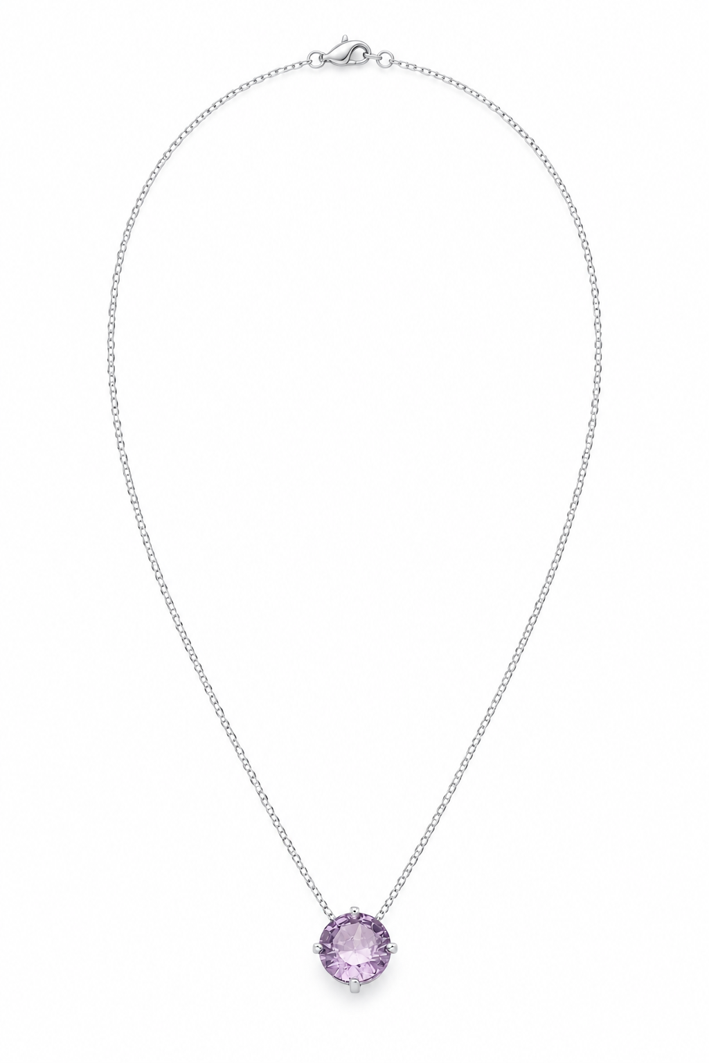 Vista completa ilustrativa de cadena de plata con circón color amatista sobre fondo blanco