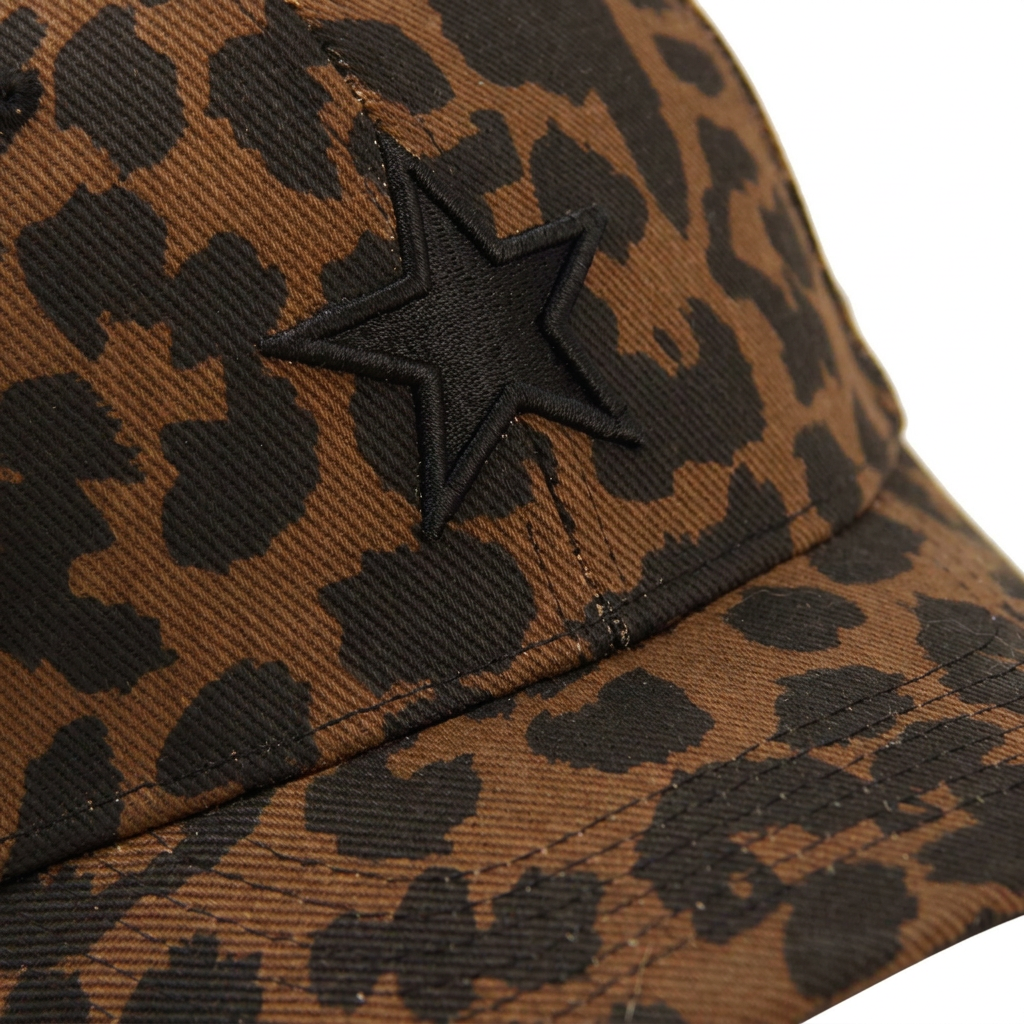 Detalle de la estrella del jockey animal print II sobre fondo blanco