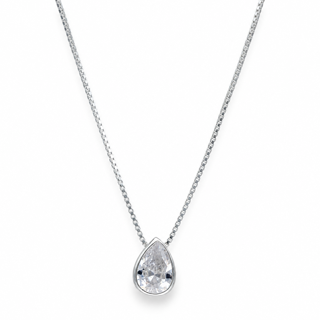 Cadena de plata con circón transparente en forma de gota sobre fondo blanco