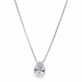 Cadena de plata con circón transparente en forma de gota sobre fondo blanco