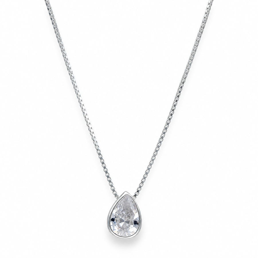 Cadena de plata con circón transparente en forma de gota sobre fondo blanco