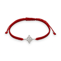 Pulsera roja Nudo de Bruja Protección II con dije plateado sobre fondo blanco