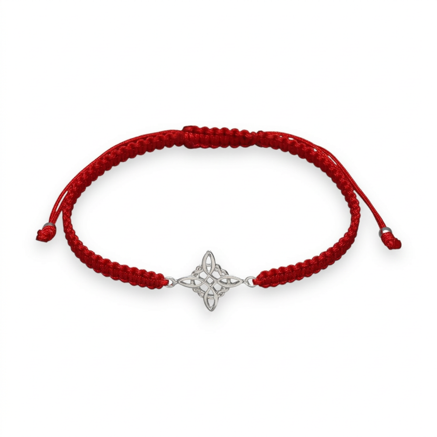 Pulsera roja Nudo de Bruja Protección II con dije plateado sobre fondo blanco