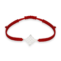 Pulsera roja Nudo de Bruja con dije plateado sobre fondo blanco