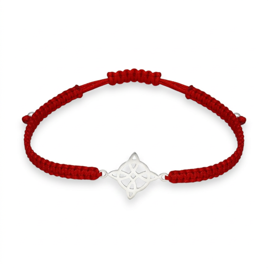 Pulsera roja Nudo de Bruja con dije plateado sobre fondo blanco