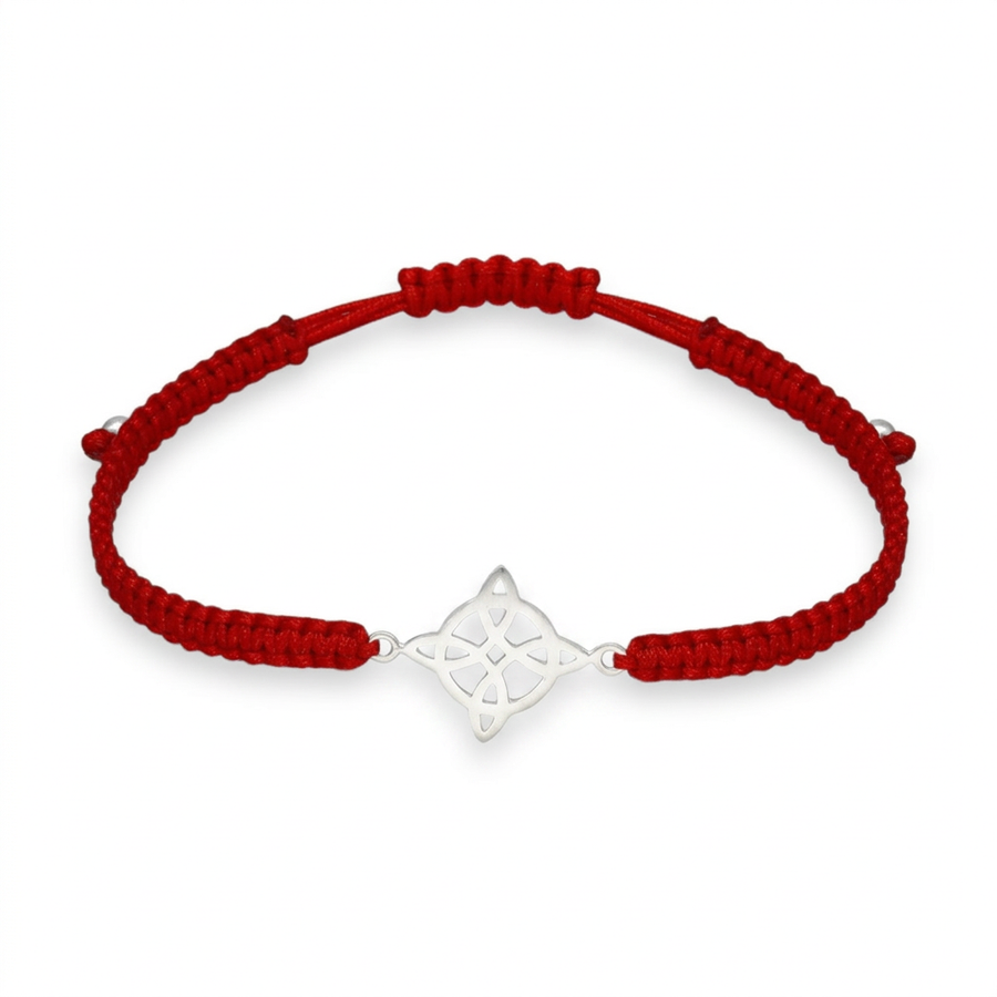 Pulsera roja Nudo de Bruja con dije plateado sobre fondo blanco