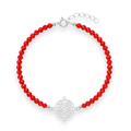 Pulsera roja Nudo de Bruja con cristales y detalles plateados sobre fondo blanco