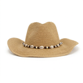Vista frontal del sombrero beige con conchas sobre fondo blanco