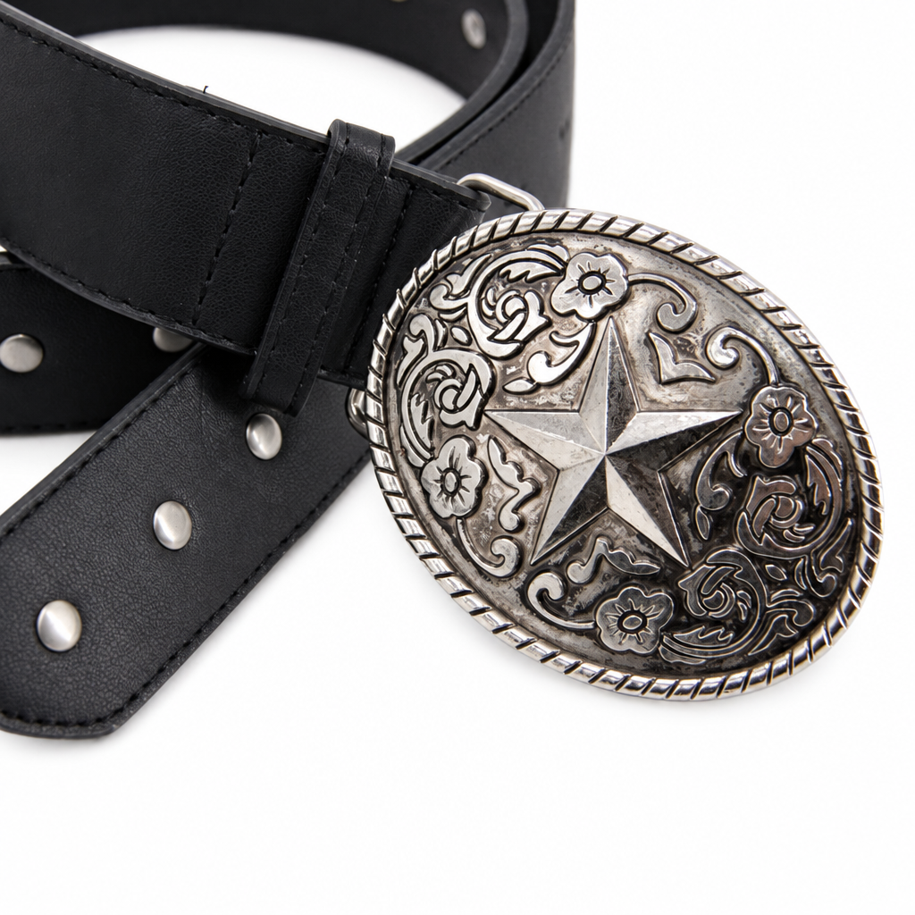 Detalle de hebilla plateada de estrella del cinturón negro sobre fondo blanco