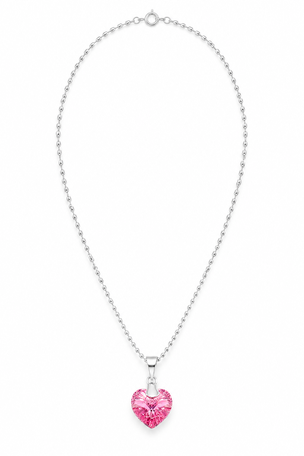 Vista completa ilustrativa de collar de plata con corazón rosado sobre fondo blanco