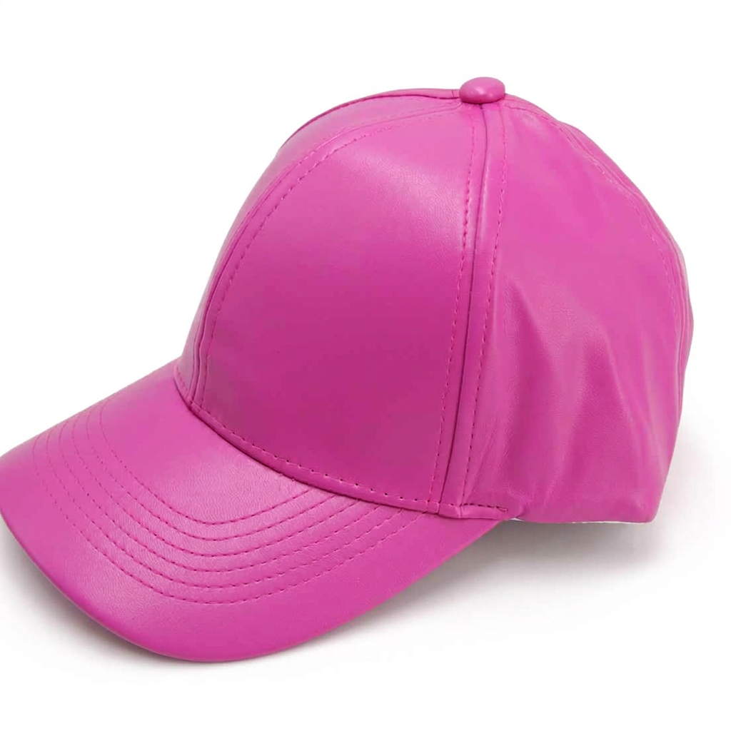 Detalle del jockey de cuerina fucsia sobre fondo blanco