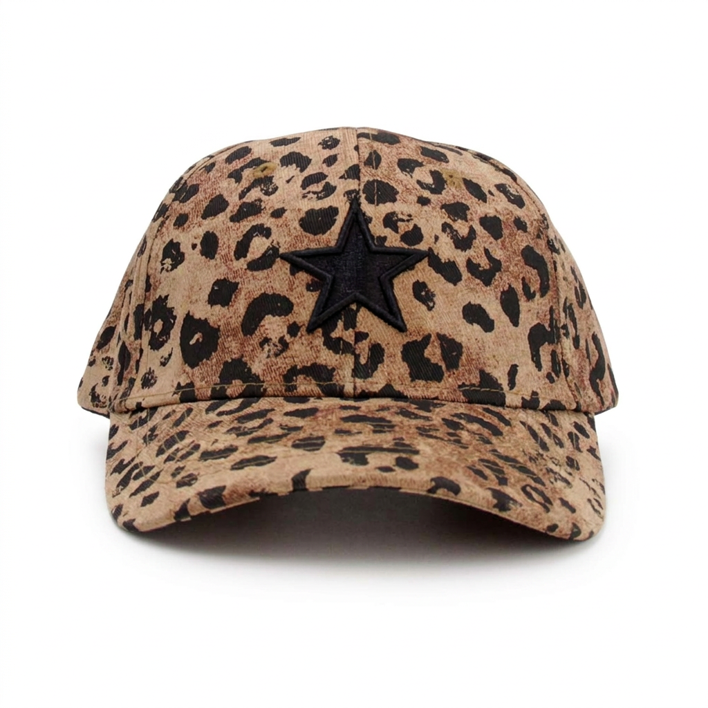 Vista frontal del jockey animal print con estrella sobre fondo blanco
