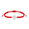 Pulsera Baby roja San Benito con medalla plateada y circones sobre fondo blanco