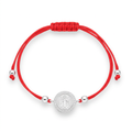 Pulsera roja San Benito con esferas plateadas y circones sobre fondo blanco