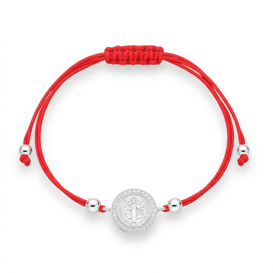 Pulsera roja San Benito con esferas plateadas y circones sobre fondo blanco