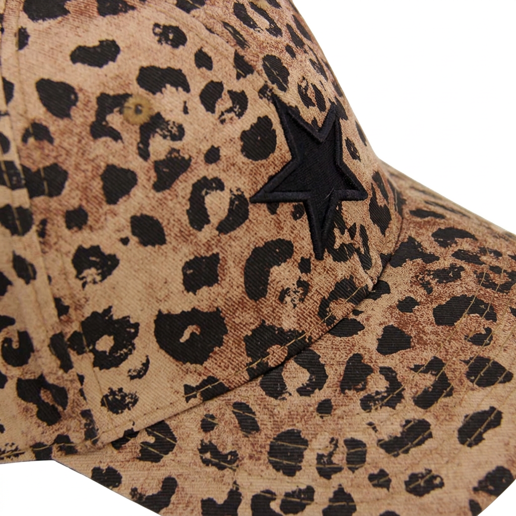 Detalle lateral del jockey animal print sobre fondo blanco