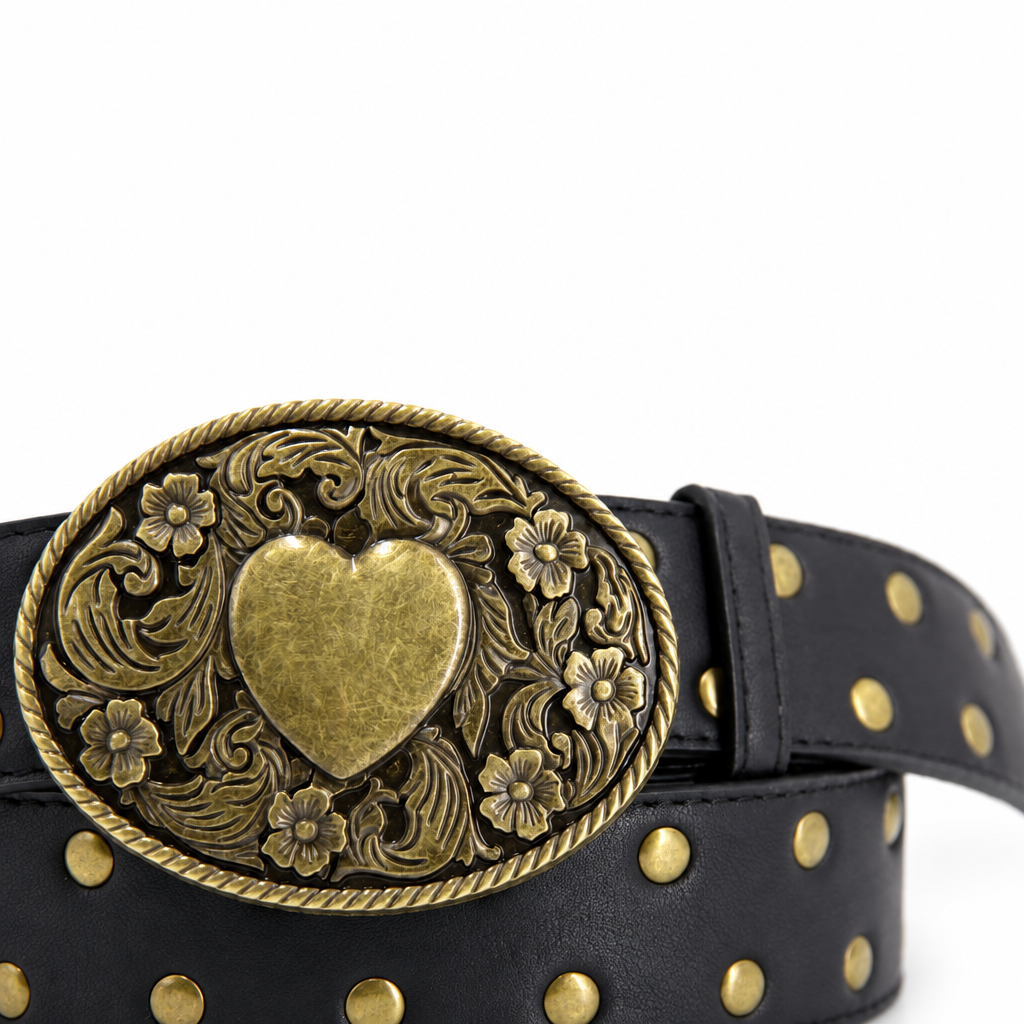 Detalle de hebilla de corazón dorado sobre fondo blanco
